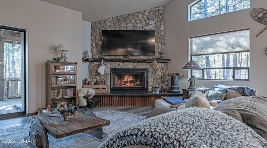 Living room w/fireplace