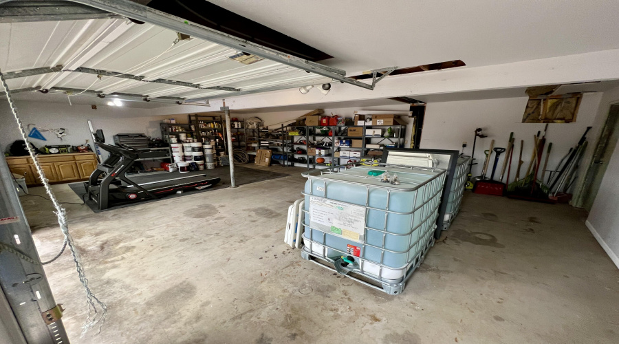 1 Car Garage Bay/ Workshop Area