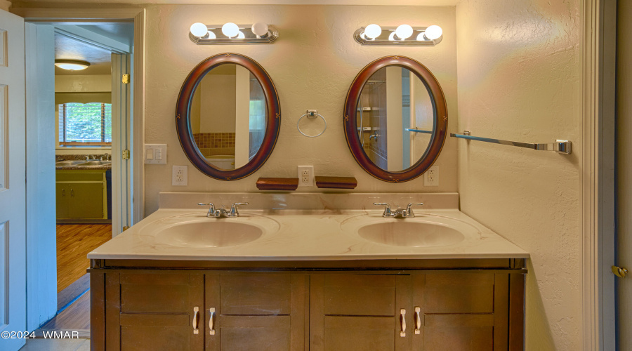 Dual Sinks in Primary En Suite