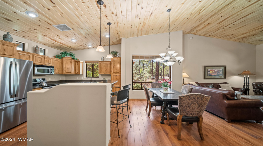 Breakfast Bar & Dining Area