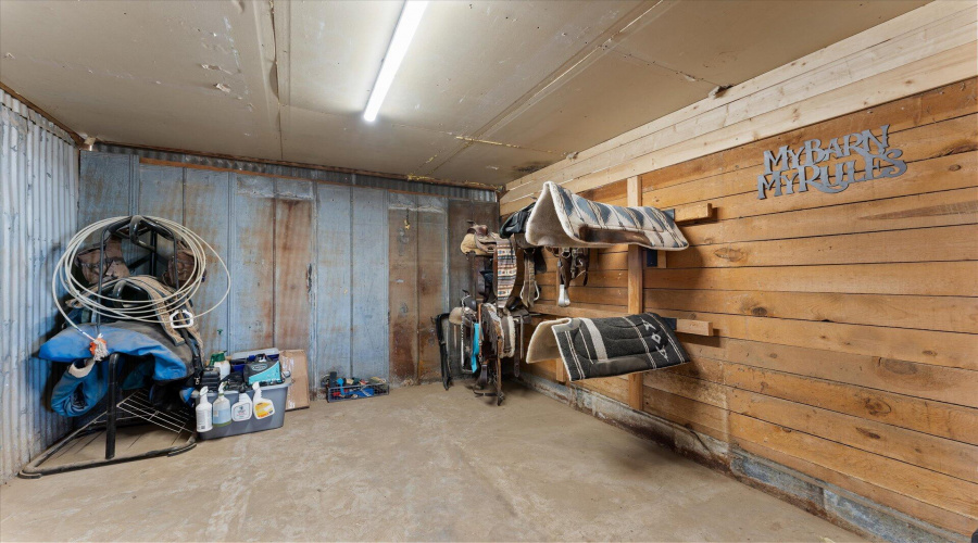 49-049-barn-tack-room