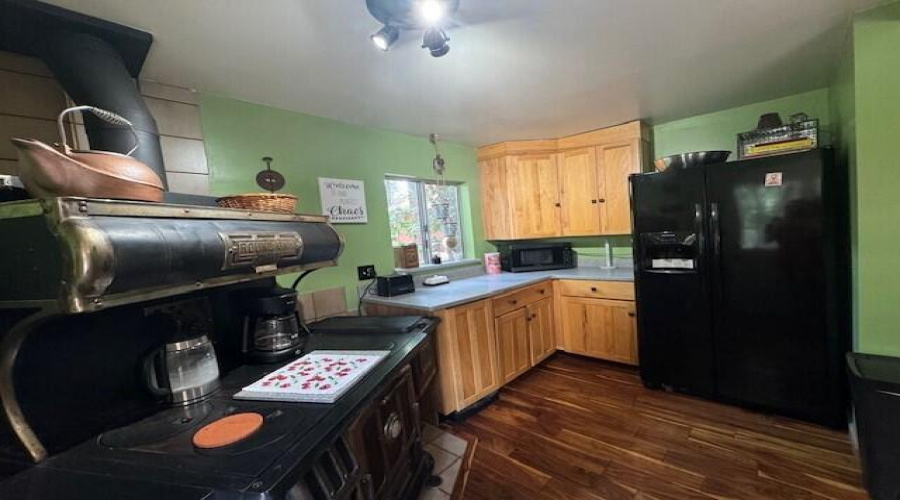 kitchen lots ofcabinets