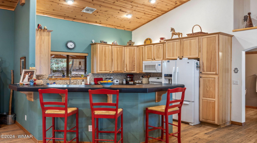 Kitchen w Breakfast Bar