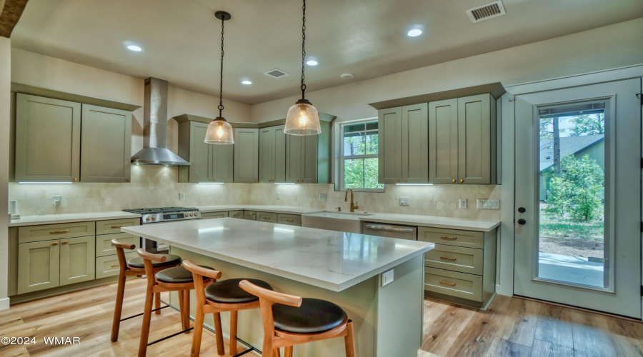 Gold Vein White Quartz Countertops