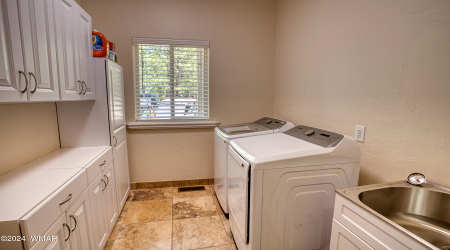 Laundry w/ utility sink & extra cabinets