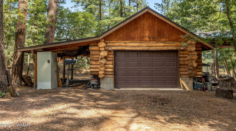 LOG GARAGE