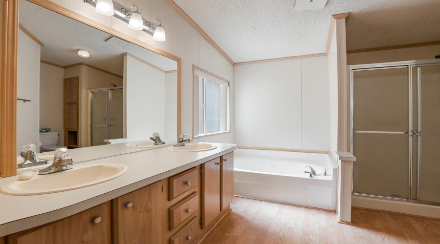 Master Bathroom - Tub