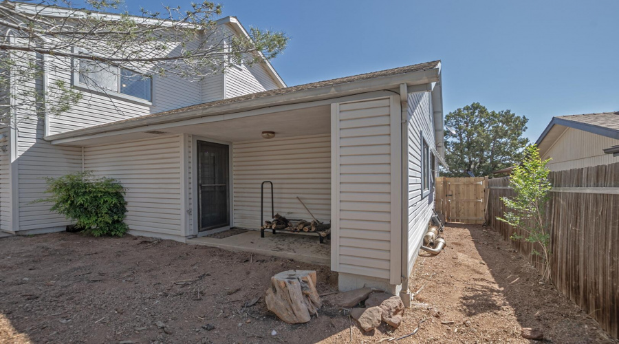 door goes into middle guest bedroom