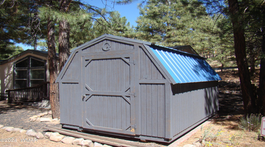 Outdoor storage shed