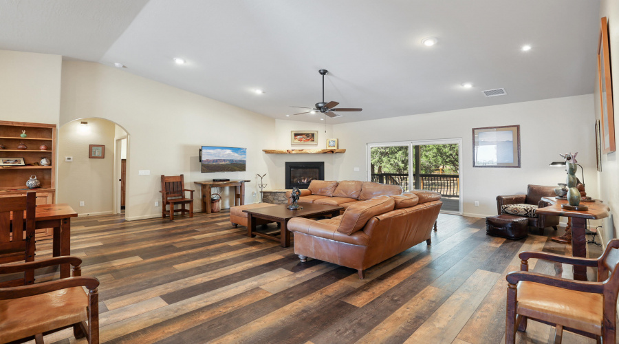 Living Room w Fireplace