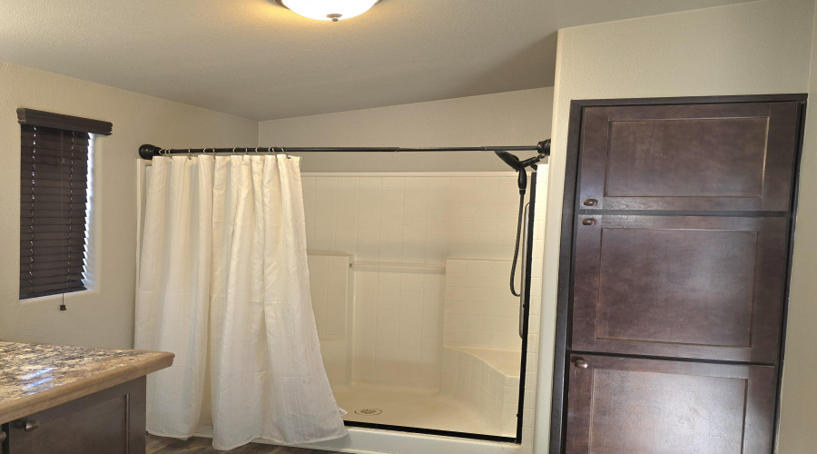 Mstr Bath Shower walk-in