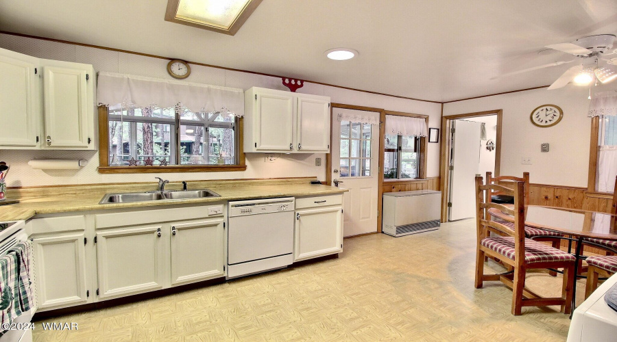 Kitchen/Dining Area