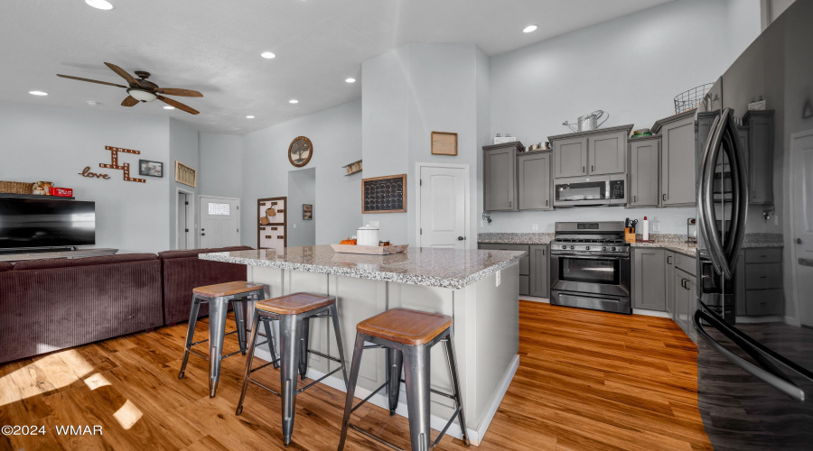 Kitchen w. Breakfast Bar