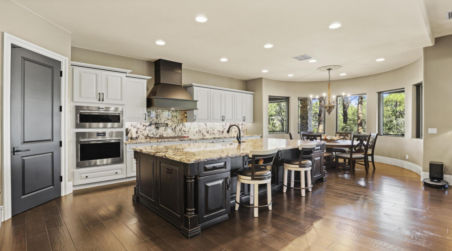 Large Kitchen Island and Gorgeous Granit