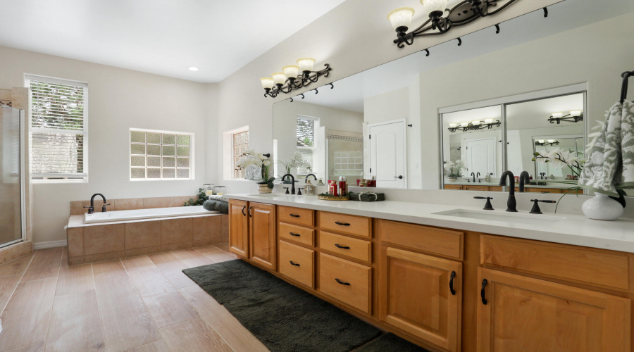 Master Bathroom w Tub