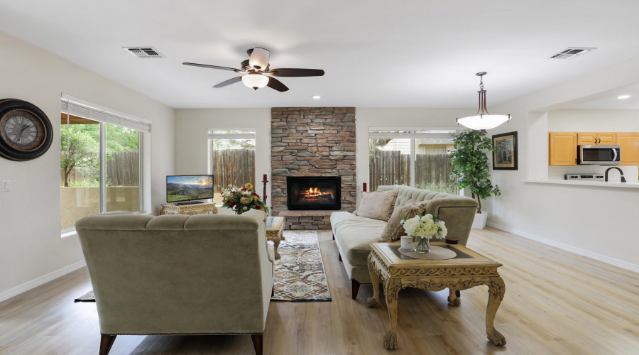 Living Room w Fireplace