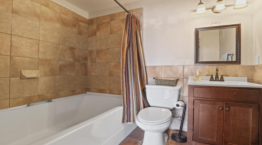 Guest Bathroom w Tub