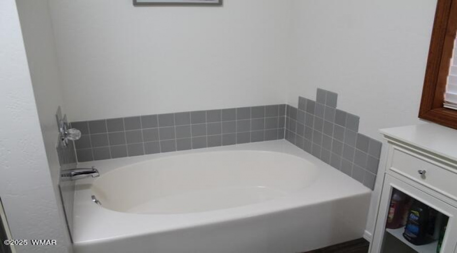 primary bathroom tub