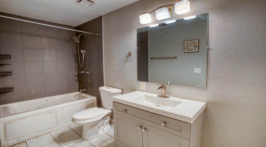 Master Bath w/ jetted tub