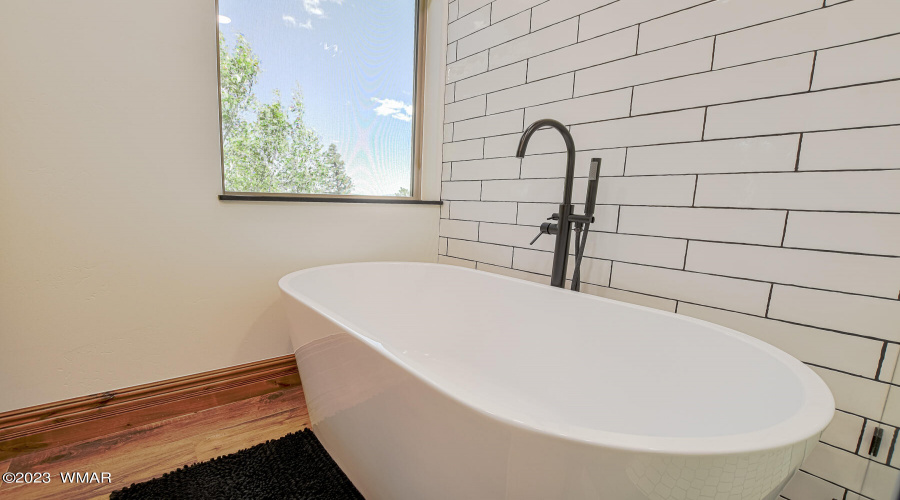 Soaker Tub for Guest Bedroom 5