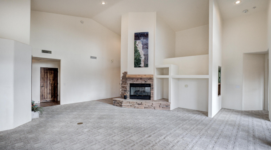 Living Room w Fireplace