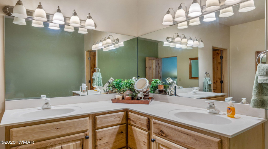 Dual Sinks in Primary En Suite