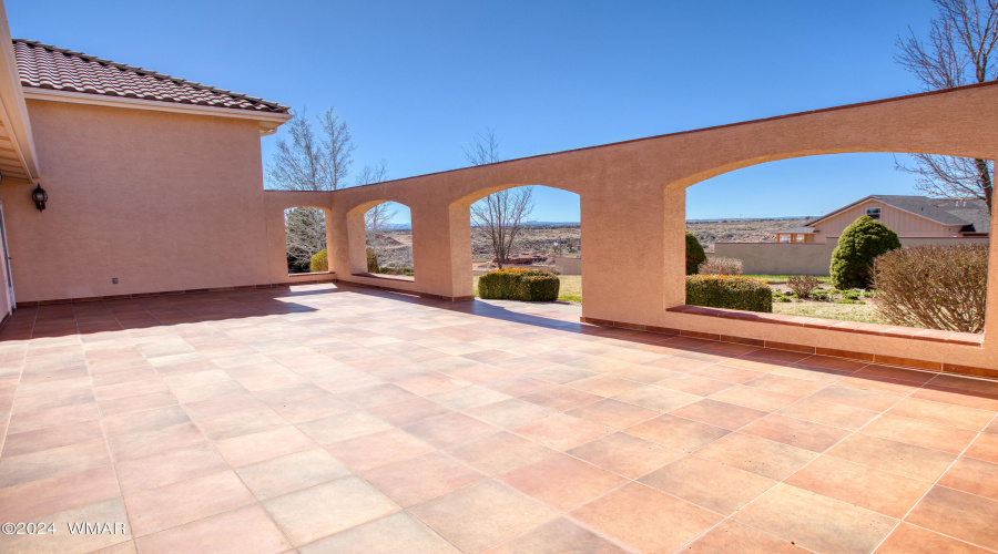 007_Front Patio Courtyard