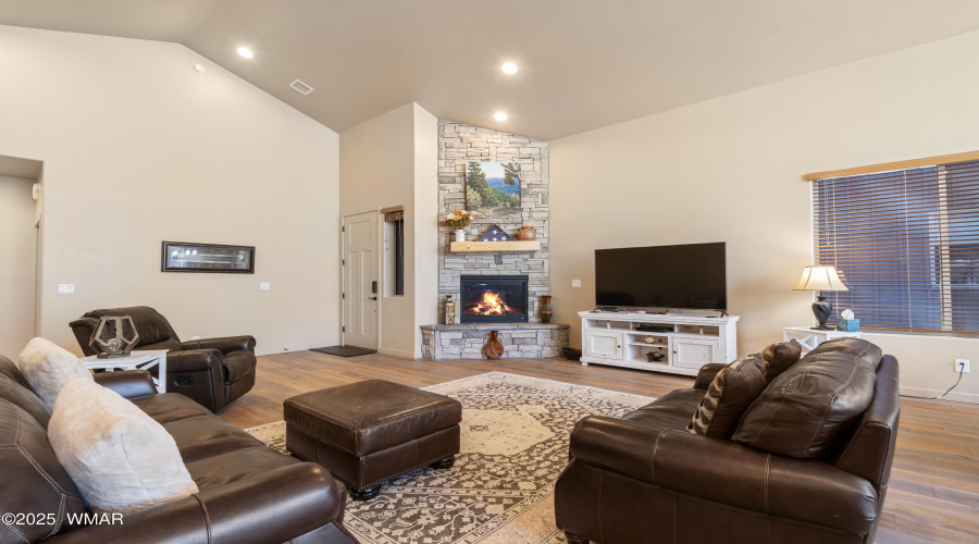 Great Rm w Gas Log Fireplace