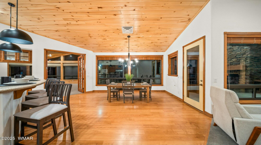 Breakfast Bar/Dining Area