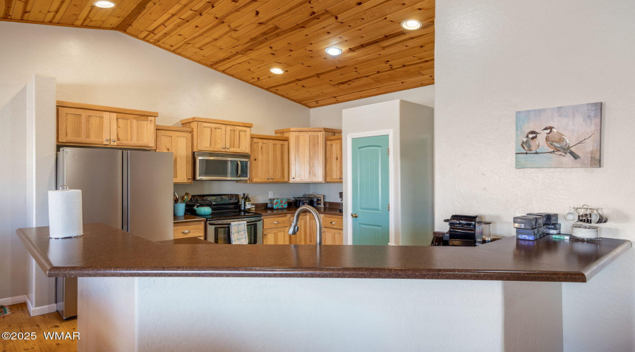 Kitchen w/Breakfast Bar