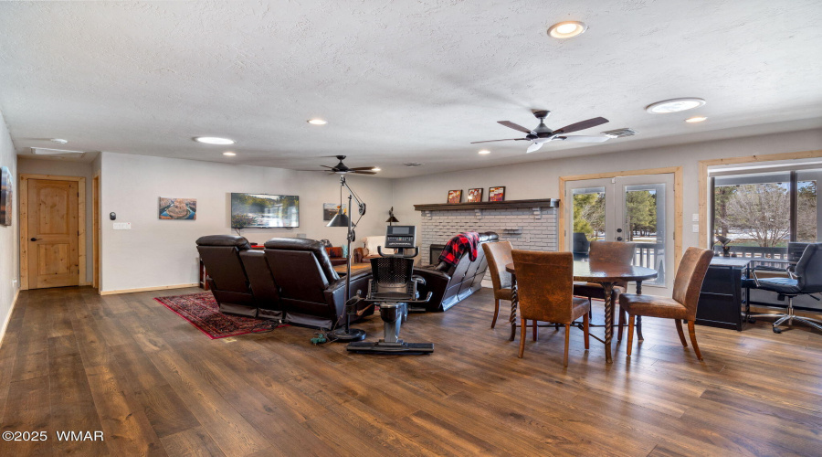 Family/Entertainment Room w/Fireplace