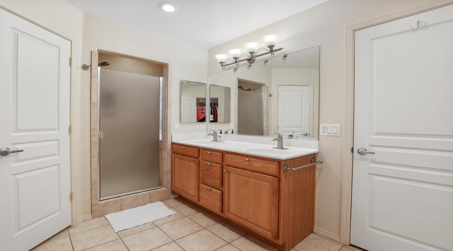 Dual vanity with tiled shower