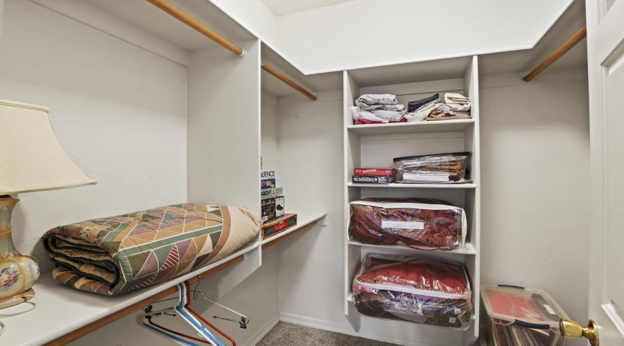 Secondary walk-in closet