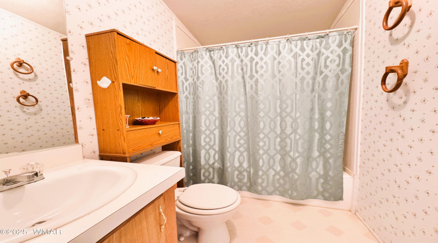 16 Hall Bathroom
