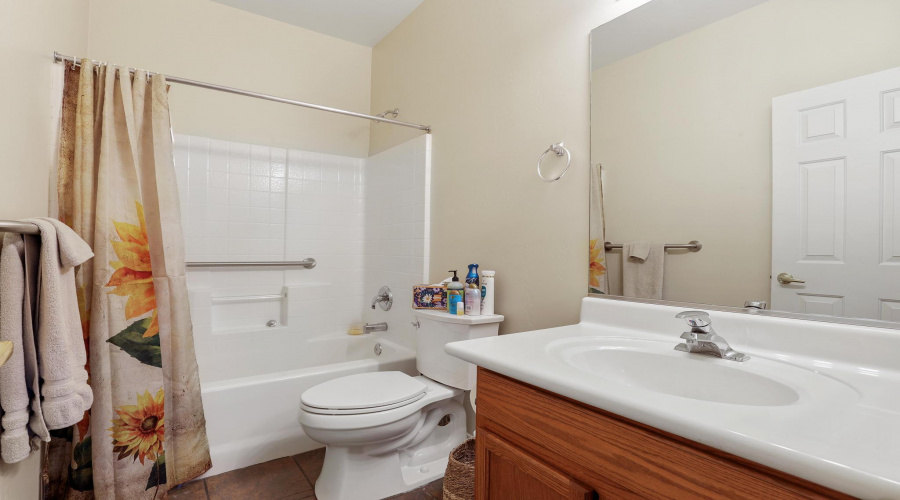 Upper level bathroom 1E0A3712