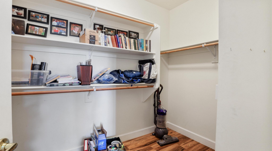 Upper level primary closet1E0A3744