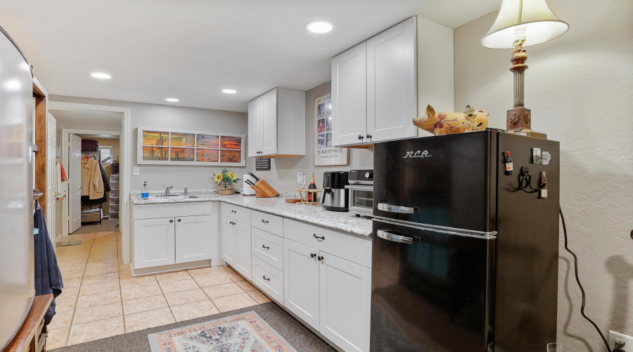 Lower level kitchen 1E0A3614