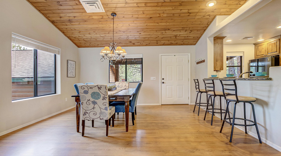 Dining & Breakfast Bar