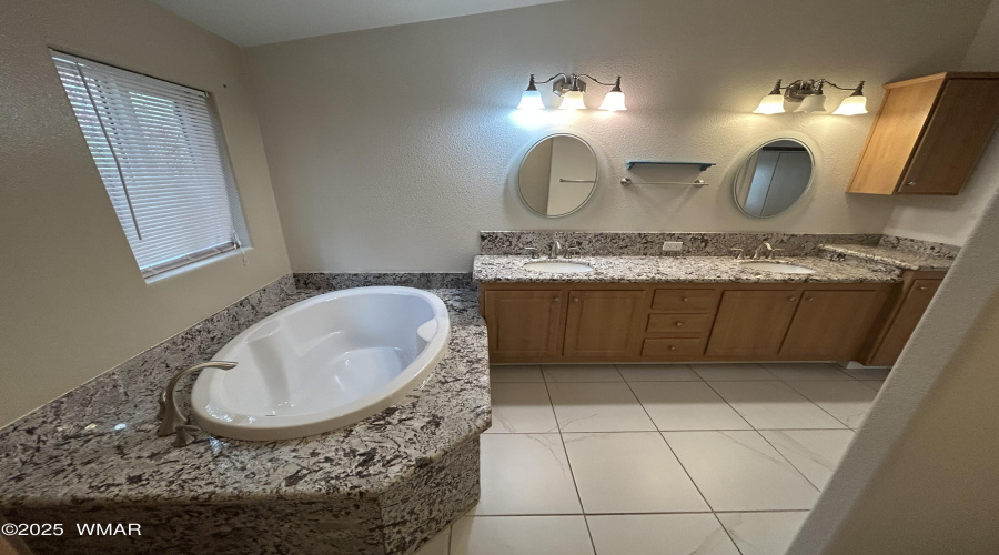 2081 Master bath 3
