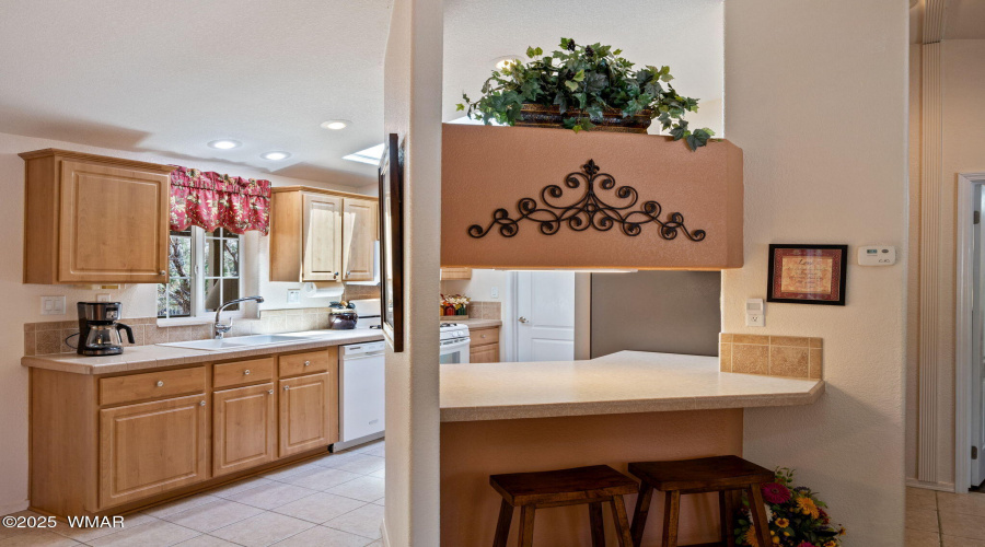 Breakfast bar to Kitchen