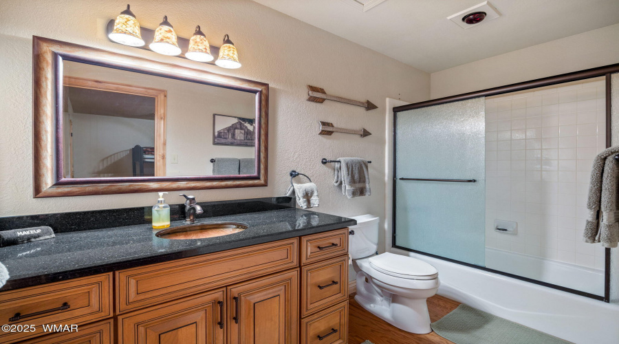 Guest Room 4 Bathroom (en suite)