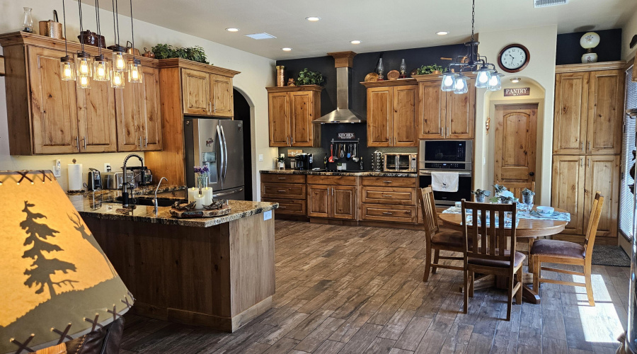 VIEW ENTRY TO KITCHEN