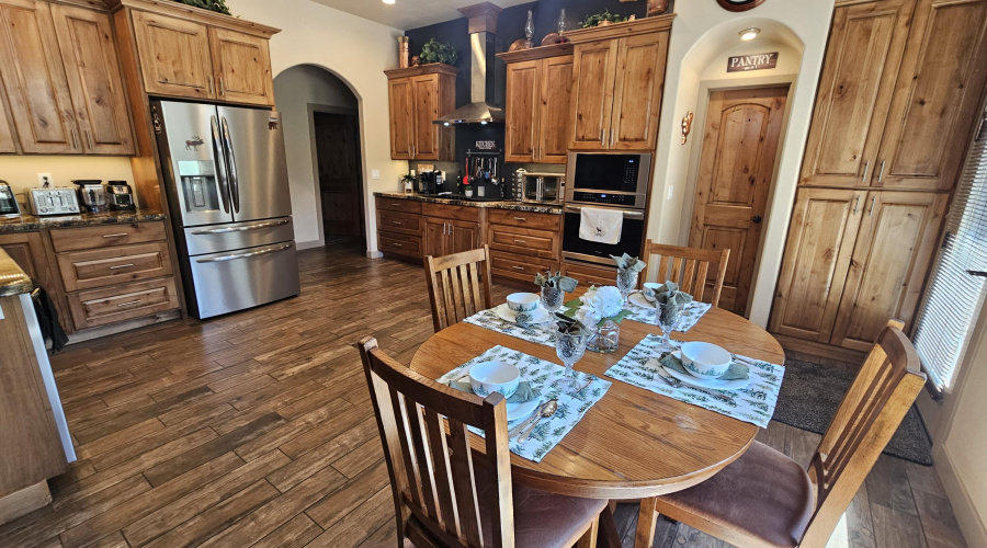 LARGE GOURMET KITCHEN