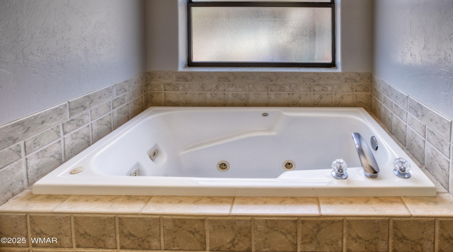 Jetted tub
