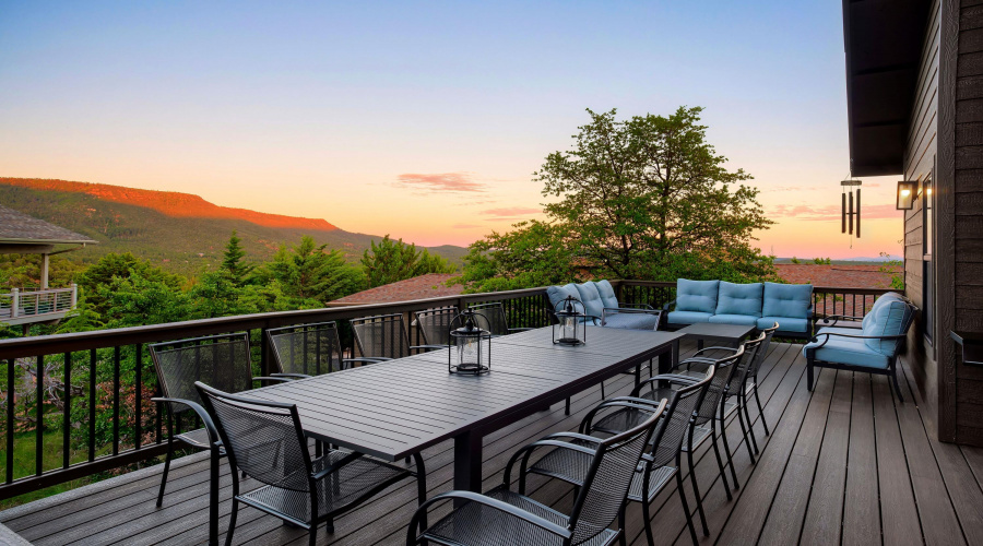 Twilight_Trendy Pine Lodge