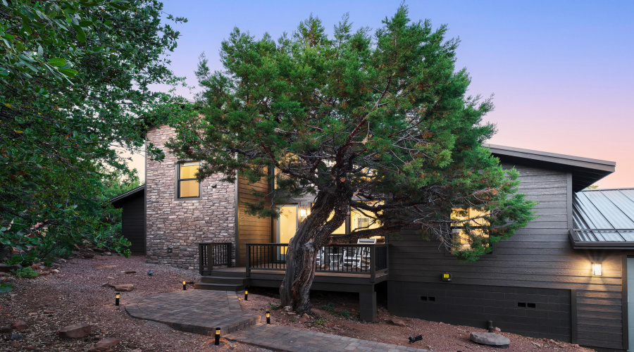 Front7_Trendy Pine LodgeHR