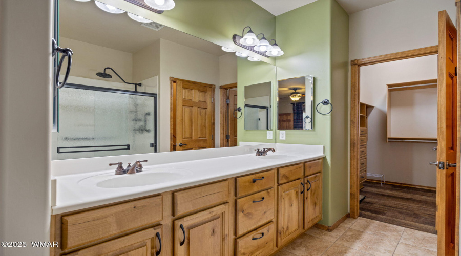 Dual Sinks in Primary En Suite