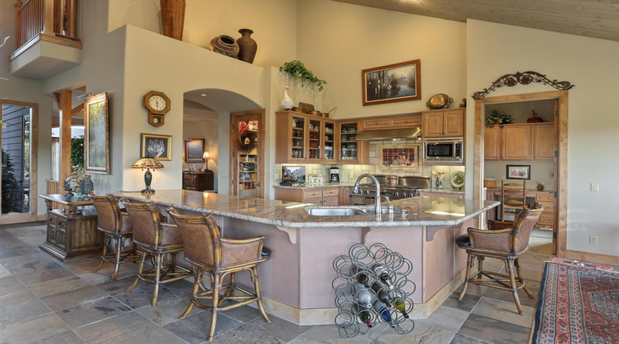 Kitchen w/Walk-In Pantry