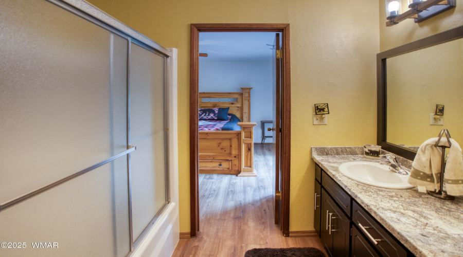 Primary Suite Bath w/ Tub/Shower