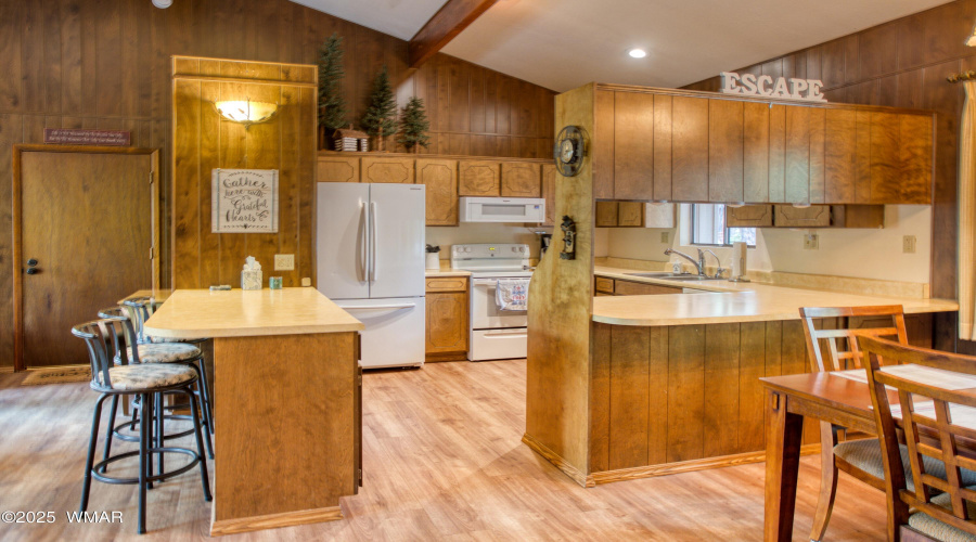 Kitchen w/ Breakfast Bar & Pass-through